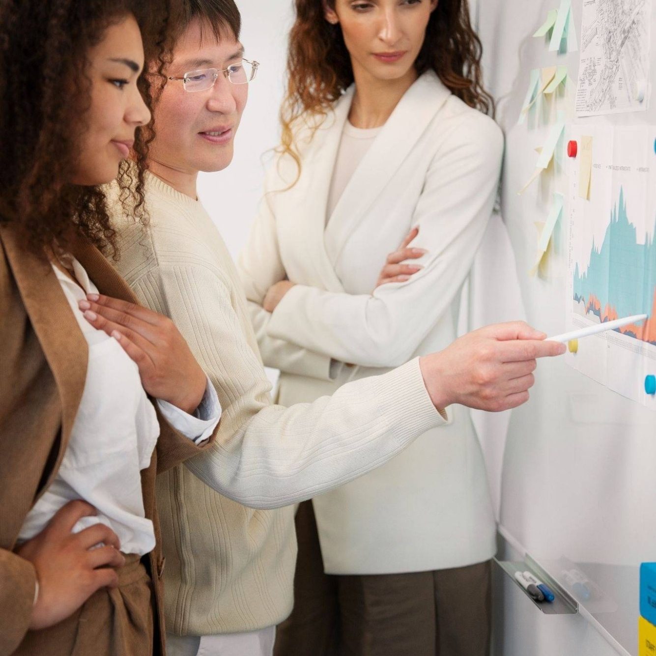 Consultora facilitando un workshop de coaching de equipos en Sevilla orientado al desarrollo, la cohesión y el alto rendimiento organizacional. Consultora facilitando un workshop de coaching de equipos en Sevilla orientado al desarrollo, la cohesión y el alto rendimiento organizacion